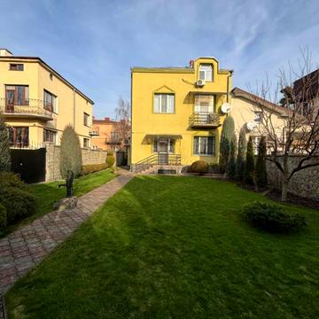 Михайла Павлика вул., 12