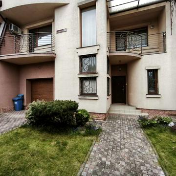 Івана Франка вул., 1-Б