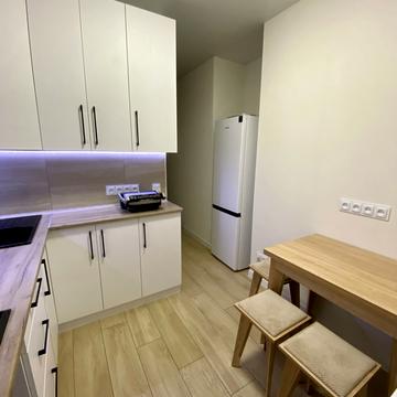 Вячеслава Чорновола вул., 10