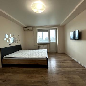 Академіка Корольова вул., 6