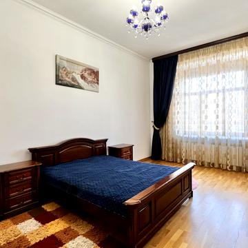 Євгена Коновальця вул. (), 17