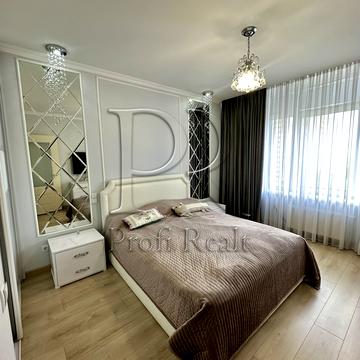 Євгена Сверстюка вул. (Марини Раскової), 6