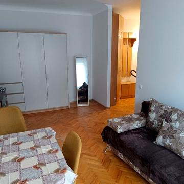 Чорновола вул., 35