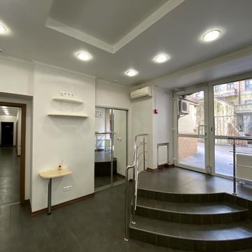 Богдана Хмельницького вул., 10