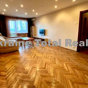 Анни Ахматової вул., 6