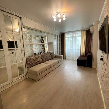 Богдана Хмельницького вул., 1