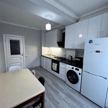 Академіка Євгена Лазаренка вул., 48а