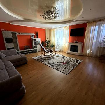 Будівельників вул., 1