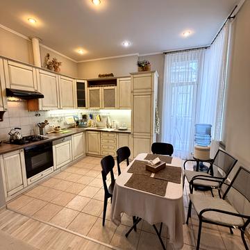 Костянтинівська вул., 1