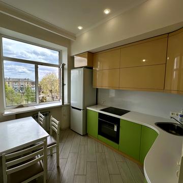 Леоніда Каденюка просп. (Юрія Гагаріна), 14