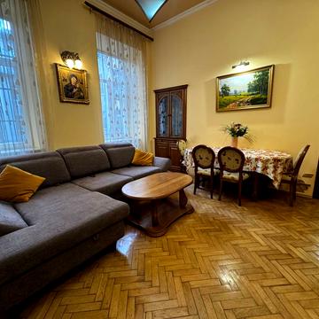 Листопадового Чину вул. (), 4