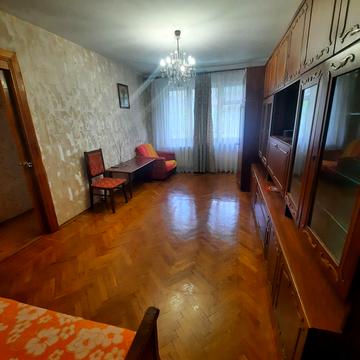 Космонавтів вул., 48