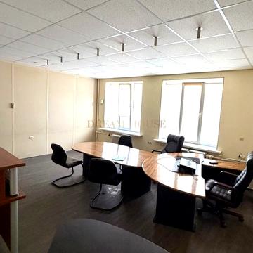 Трьохсвятительська вул., 4