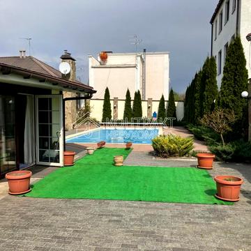 Ялтинський пров., 12