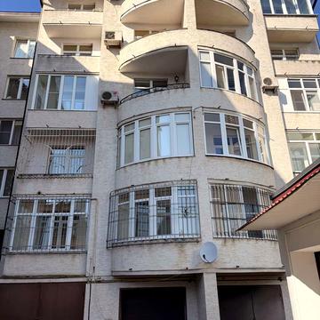 Євгена Коновальця вул. (), 61