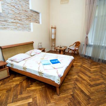 Садова вул., 7