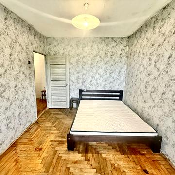 Яценка вул., 1