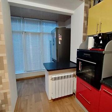 Металургів вул., 72