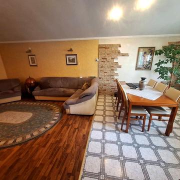 Залізнична вул., 2