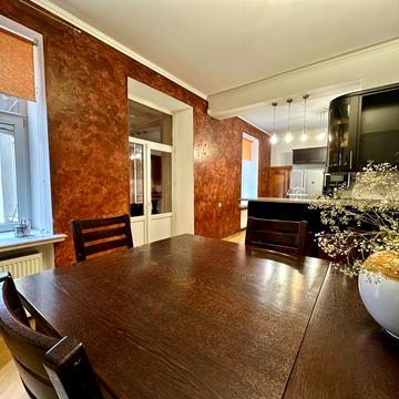 Кирила і Мефодія вул., 25