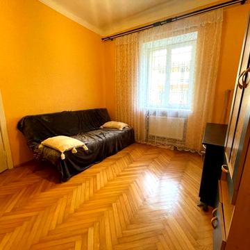 Івана Карпинця вул. (), 4