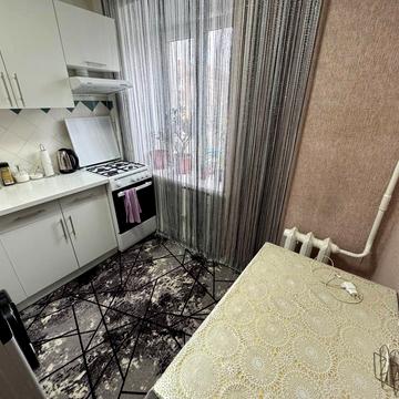 Камянецька вул., 38