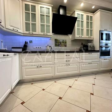 Йорданська вул. (Лайоша Гавро), 1