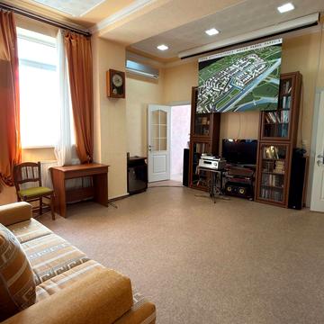 Театральна вул., 5