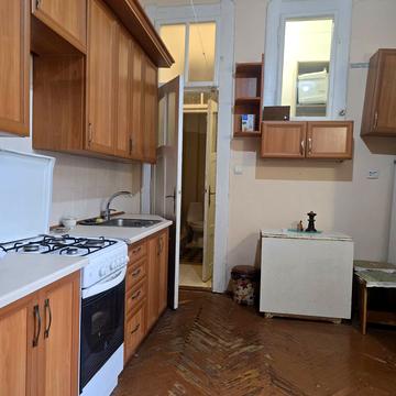 Академіка Олександра Богомольця вул., 4