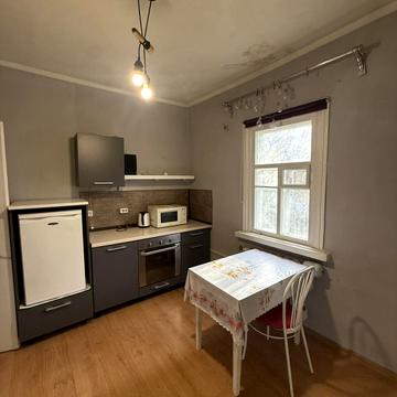 Дніпрова вул., 1