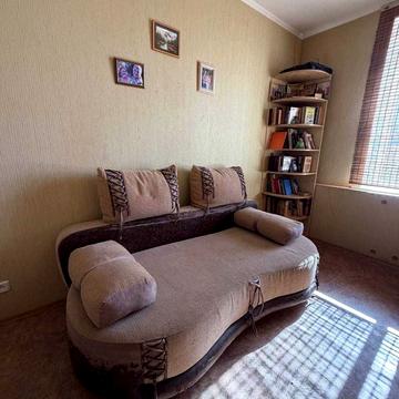 Студентська вул., 12