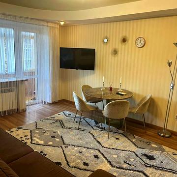 Велика Васильківська вул. (Червоноармійська), 102