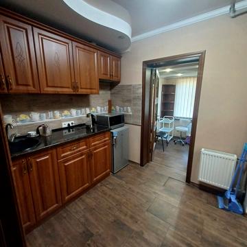 Космонавтів вул., 40