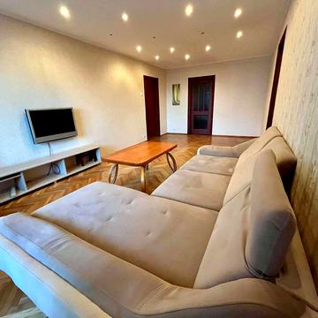 Анни Ахматової вул., 6