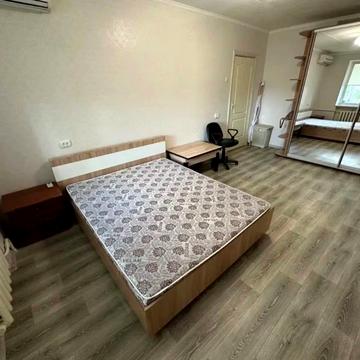 Космонавтів вул., 98