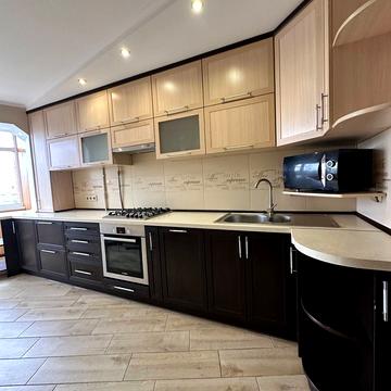 Олександра Довженка вул., 1