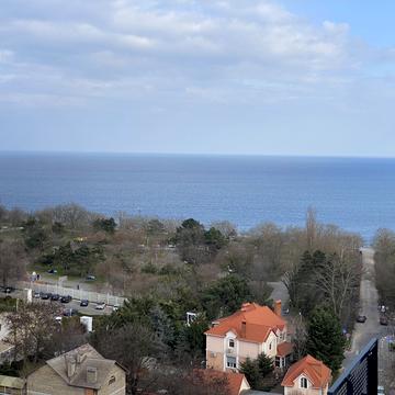 Літературна вул., 10-Б