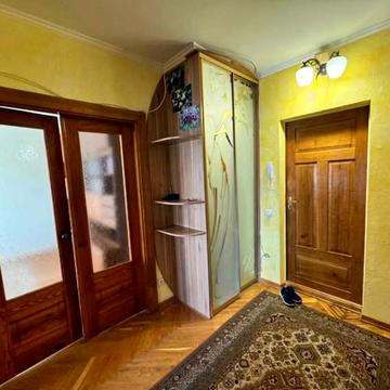 Данила Галицького вул., 12а