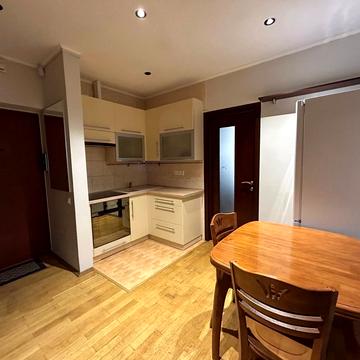 Макіївська вул., 8