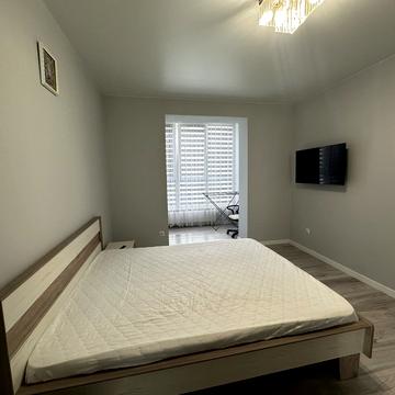 Олександра Довженка вул., 37