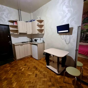 Добровольців вул., 5