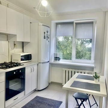 Данила Галицького вул., 1