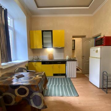 Садова вул., 18