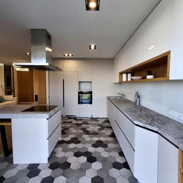 Воскресенська вул., 18