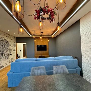 Михайлівська вул., (Будинок 1)