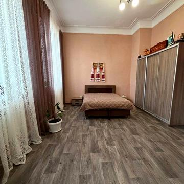 Михайла Грушевського, 54