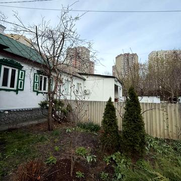 Дніпрова вул., 1