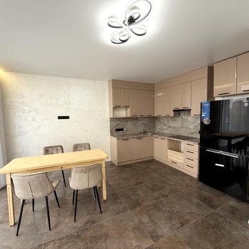 Юності вул., 4