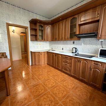 Дмитрівська вул., 46