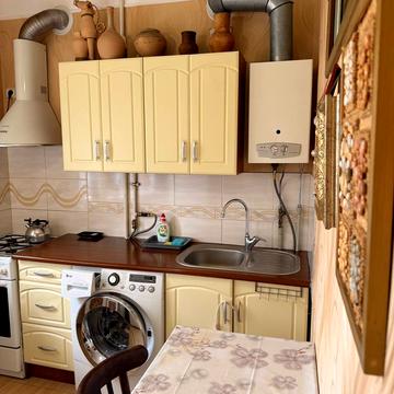 Вячеслава Чорновола вул., 6